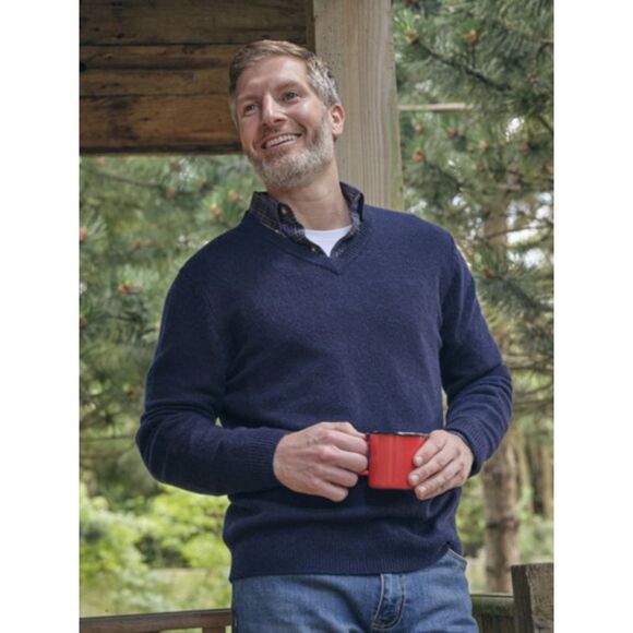 WoolOvers Mens Lambswool V Neck Sweater / Navy